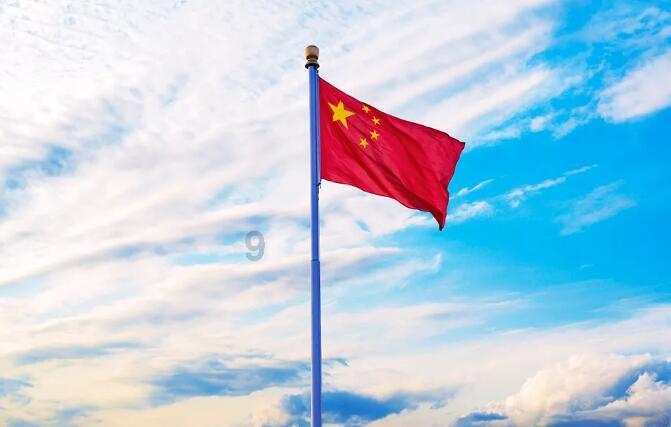 应采儿带俩儿子游乐园玩，兄弟不是双胞胎却撞脸，弟弟长发太秀气